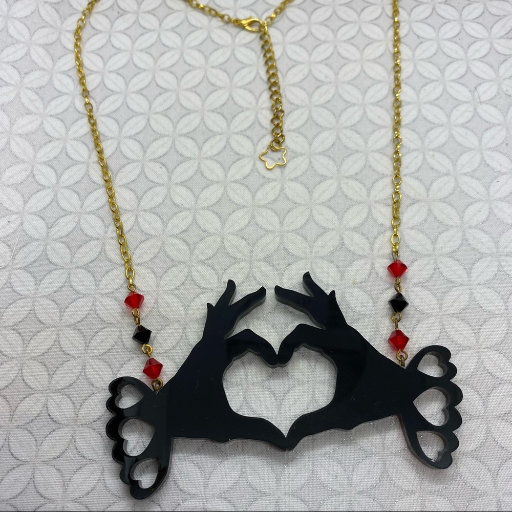 Queen of hearts acrylic hand necklace black red